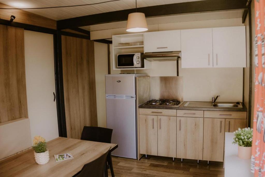 Onlycamp Le Pont Romain Yvré-lʼÉvêque 外观 照片